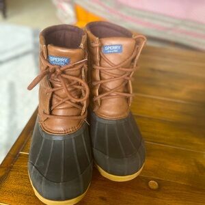 Unisex Sperry snow boots Size 4M.  Gently worn